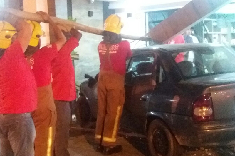 Carro colide contra padaria no Centro de Ilhota