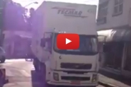 Confira vídeo de caminhão que transitou no Centro na contramão