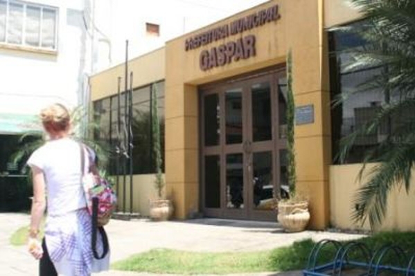 Decreto da prefeitura de Gaspar exonera 125 comissionados