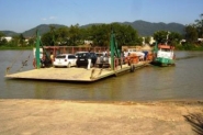 Mulher pula da balsa de Ilhota e é resgatada por pescadores