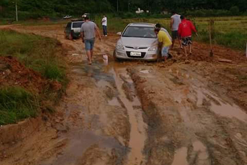 Carros ficam atolados em desvio de obra no bairro Minas, em Ilhota