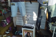 Vitrine de loja no Centro é alvo de ato de vandalismo