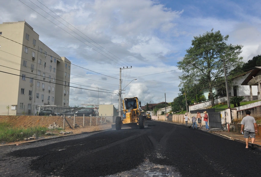 Pavimentação da rua Prefeito Leopoldo Schramm chega à parte final