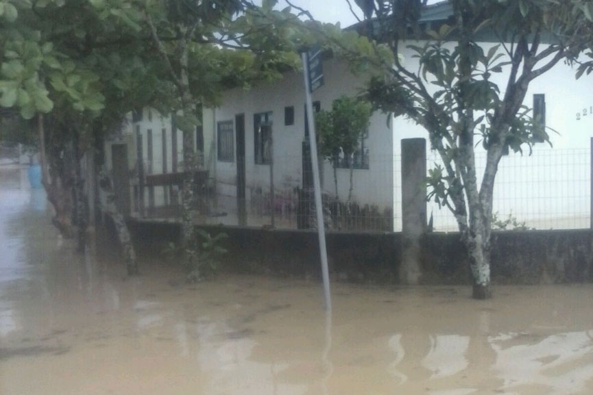 Fam�lias sofrem com alagamentos em rua do bairro Coloninha