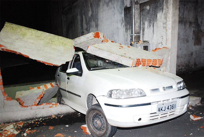 Carro colide com muro em desvio no Morro da Igreja Matriz