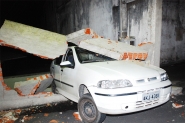 Carro colide com muro em desvio no Morro da Igreja Matriz