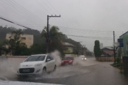 Após semanas de calor, chuva volta a atingir Vale do Itajaí
