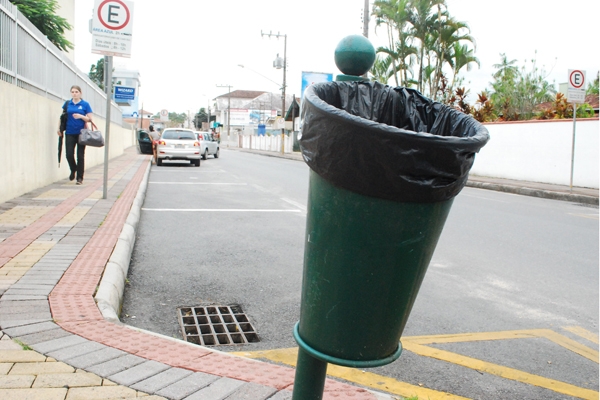 À procura de lixeiras nas ruas de Gaspar