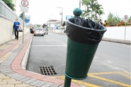 À procura de lixeiras nas ruas de Gaspar