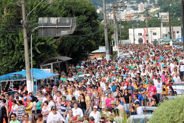 Fiéis homenageiam Frei Bruno em caminhada