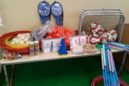 Três escolas de Gaspar recebem kits de materiais esportivos