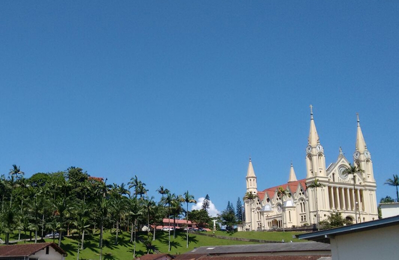 Semana come�a ensolarada e com temperaturas elevadas em SC