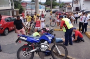 Acidente entre caminhão e moto fere três pessoas na rua Dr. Nereu Ramos