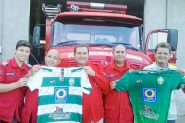 Bombeiros Voluntários de Ilhota recebem camisas autografadas do Metropolitano