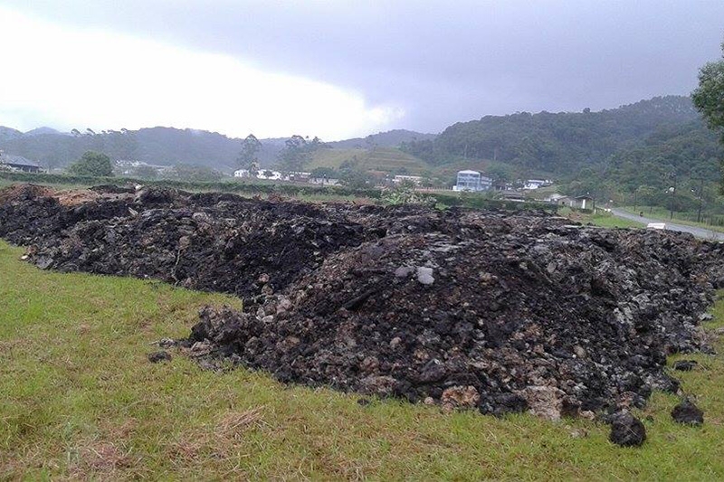 Comunidade questiona Executivo sobre barro depositado em área pública