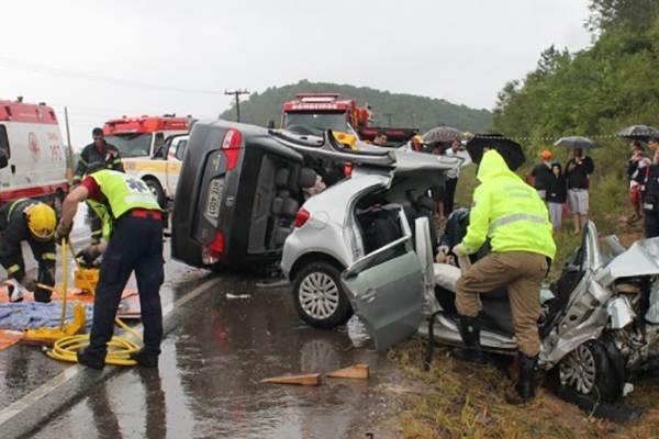 Acidente entre três carros deixa um morto e seis feridos em Brusque