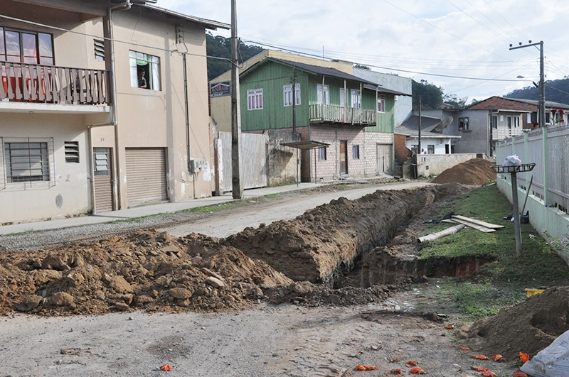 Prefeitura inicia drenagem em rua do Sertão Verde