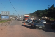 Caminhão derruba poste na rua Anfilóquio Nunes Pires