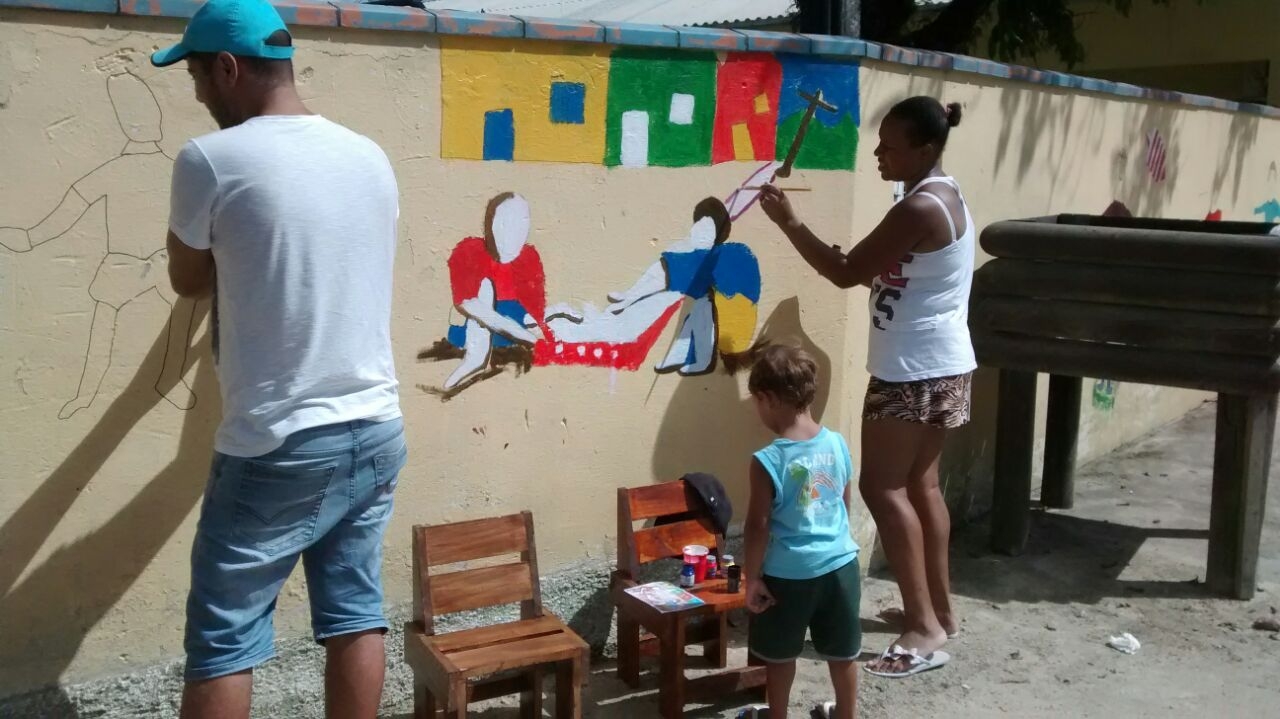 Familiares e crianas pintam muros do CDI Professora Mercedes Melato Beduschi