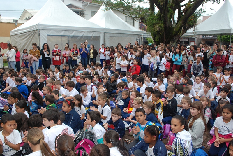 Movimento de Distribuição de Leitura na Praça e Feira do Livro ocorrem entre os dias 14 e 16