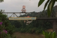Boneco Pixuleco de 8 metros � instalado sobre a Ponte de Ferro, em Blumenau