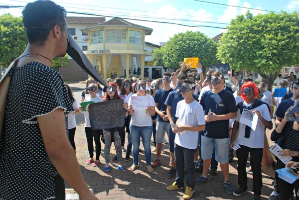 Alunos do Colégio Honório Miranda fazem ação contra dengue
