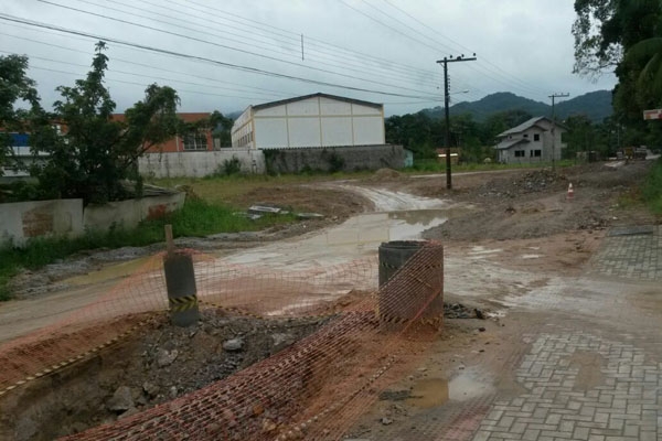 Obra e chuva complicam passagem na rua Madre Paulina