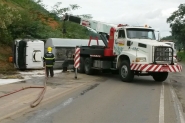 Caminh�o de gasolina tomba na BR-470 e rodovia � parcialmente interditada