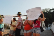 Protesto pede sa�da de secret�ria ap�s caso de abuso em creche