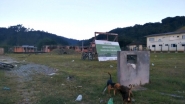 Jovens fazem mutir�o de limpeza em pra�a de Gaspar 