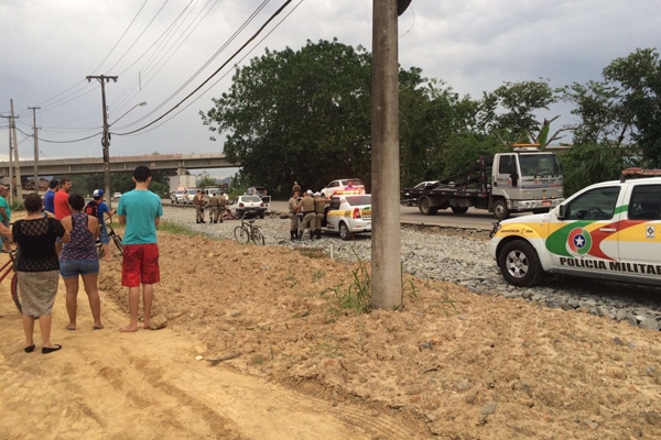 Jovem leva tiro em persegui��o policial no Centro de Ilhota