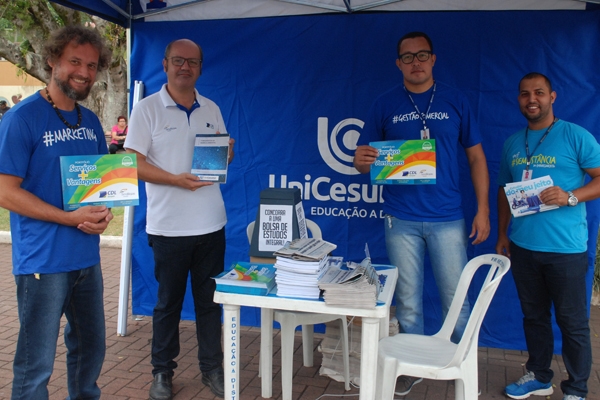 Unidade móvel da Unicesumar estaciona em Gaspar com descontos aos associados CDL