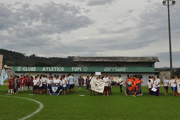Alunos dão pontapé inicial à fase municipal do Moleque Bom de Bola