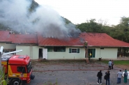 Casa pega fogo na tarde dessa quarta-feira no Belchior Baixo