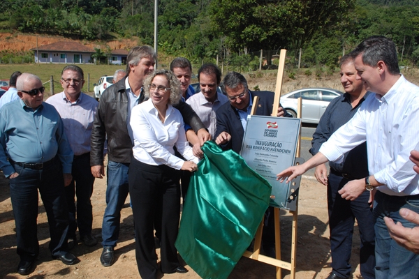 Governador inaugura pavimentação do Morro do Serafim, em Gaspar