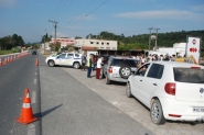 Crianças param motoristas em ação do Maio Amarelo em Gaspar