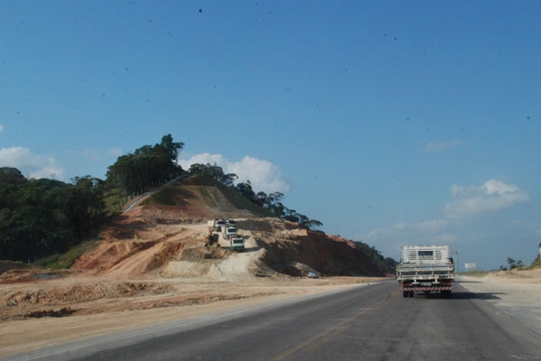 BR-470: duplica��o na mira dos cortes