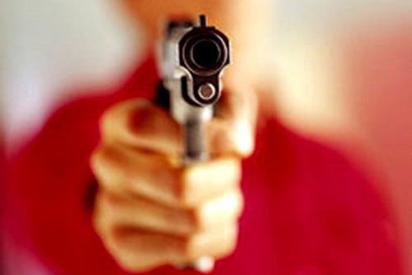 Jovem � baleado na cabe�a em frente � namorada em assalto na BR-101, em Tijucas