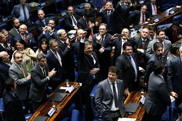 Processo de impeachment  aberto e Dilma  afastada por at 180 dias