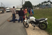 Moto e caminhão colidem no bairro Santa Terezinha