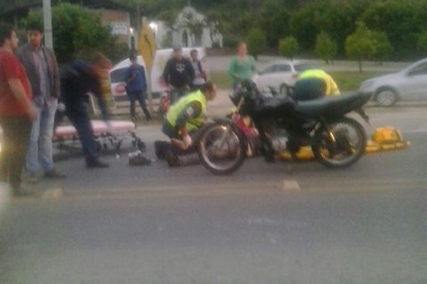 Carro e moto colidem na BR-470, em Gaspar