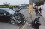 Motorista passa mal e carro colide contra poste no Coloninha