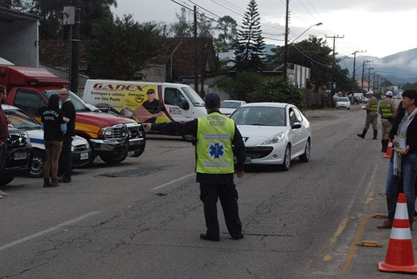 Maio Amarelo: blitz de conscientização aborda motoristas da rua Itajaí