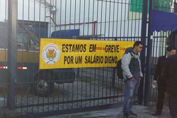 Trabalhadores de transporte de valores fazem paralisa��o em SC