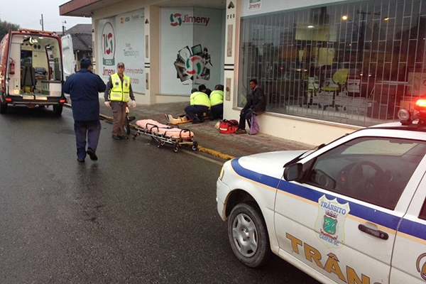 Colis�o entre carro e moto deixa um ferido na manh� de segunda