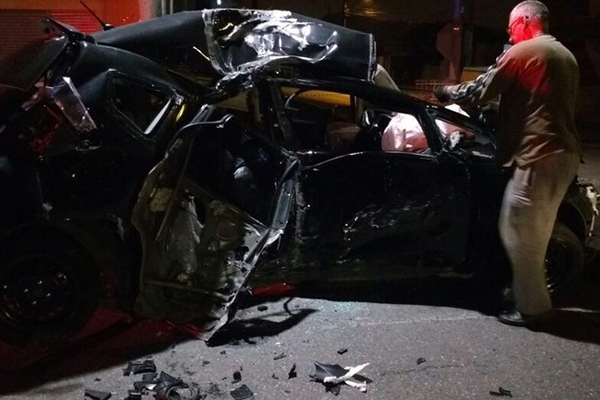 Motorista morre após bater carro em poste em Joinville