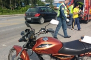 Motociclista fica ferido em acidente entre carro e moto em Gaspar