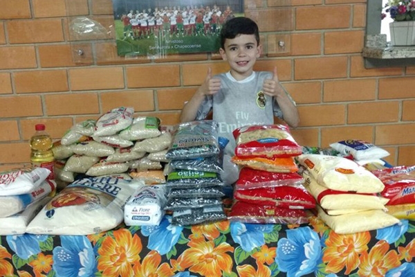 Em vez de presentes, menino pede alimentos para doa��o em anivers�rio