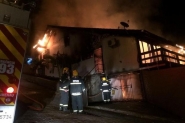 Casa fica totalmente destruída após incêndio em Blumenau