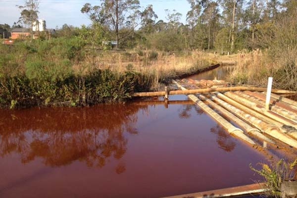 Com mina abandonada no Sul de SC, �gua �cida vai parar direto em rio